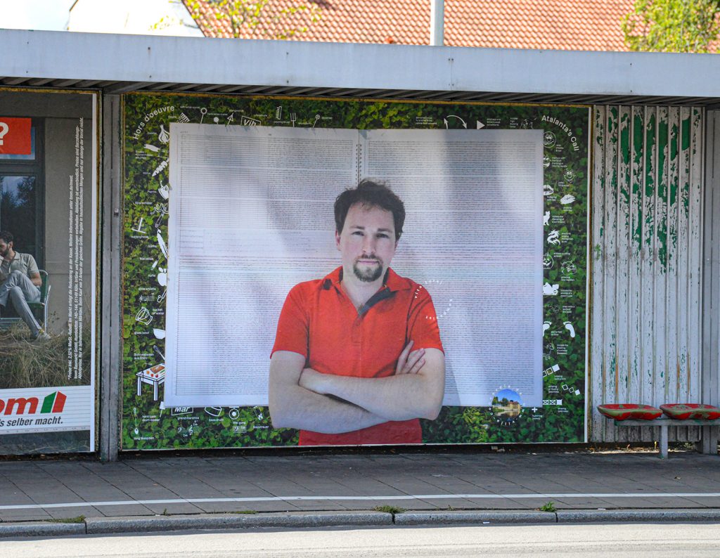 Art Bus Stop: Vito Zurajs Plakat am Bahnhof