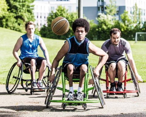 goolkids: Sportrollstuhl-Baskettballer in Aktion